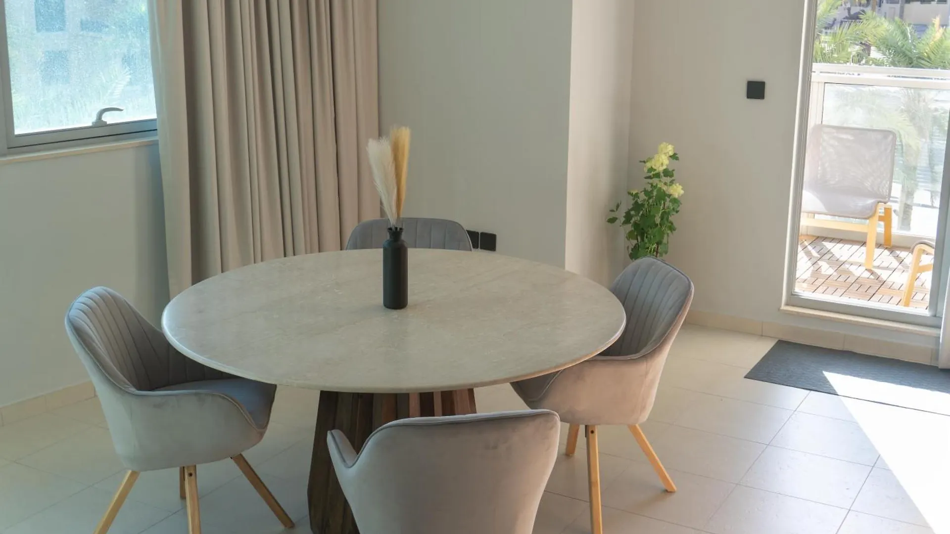 Downtown Oasis, Burj Khalifa Views, Luxury Amenities Apartment Dubai
