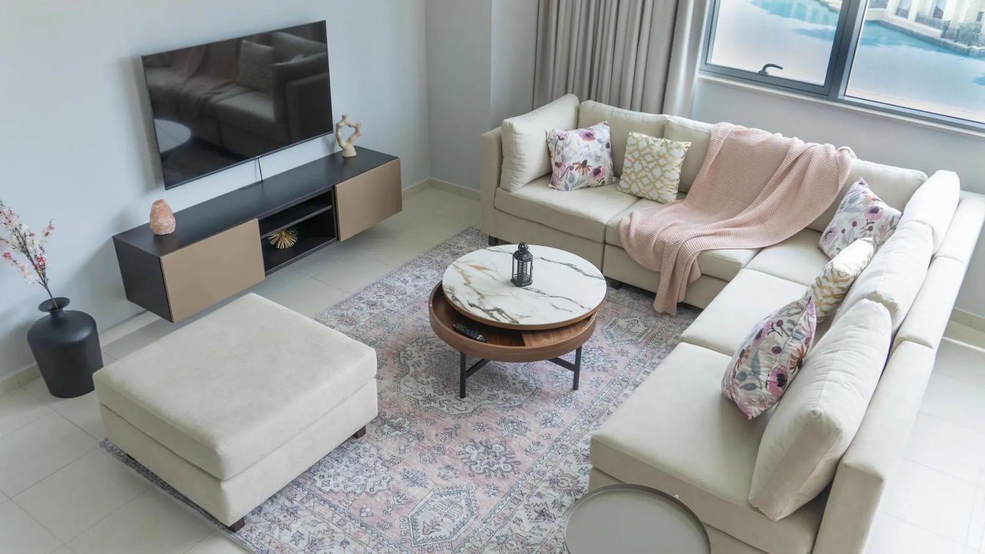Downtown Oasis, Burj Khalifa Views, Luxury Amenities Apartment Dubai