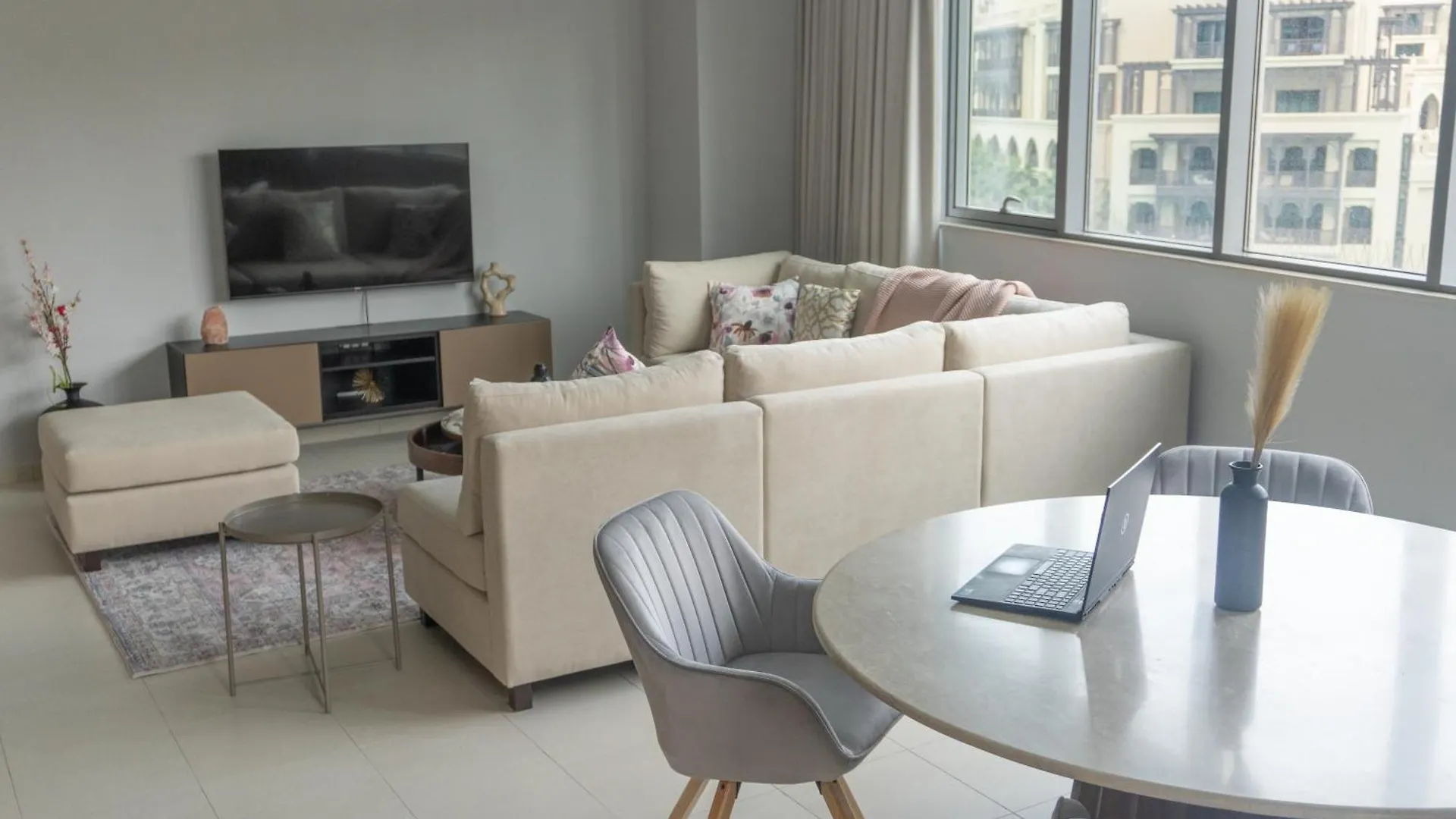 Downtown Oasis, Burj Khalifa Views, Luxury Amenities Apartment Dubai
