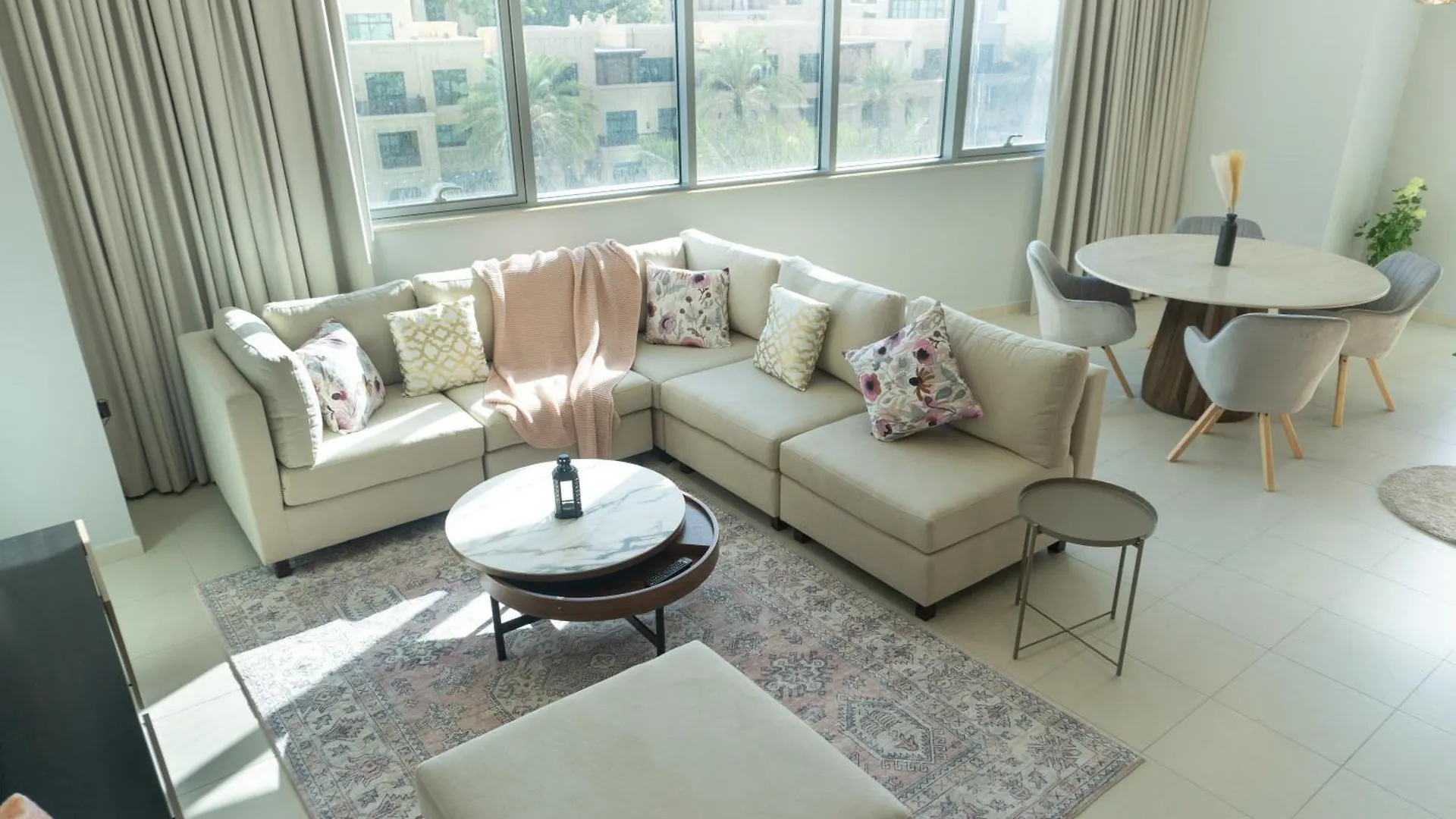 Downtown Oasis, Burj Khalifa Views, Luxury Amenities Apartment Dubai