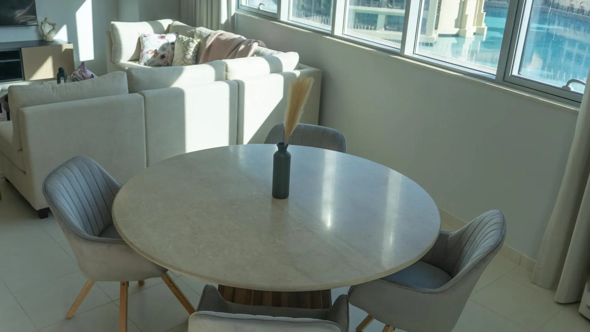 Downtown Oasis, Burj Khalifa Views, Luxury Amenities Apartment Dubai